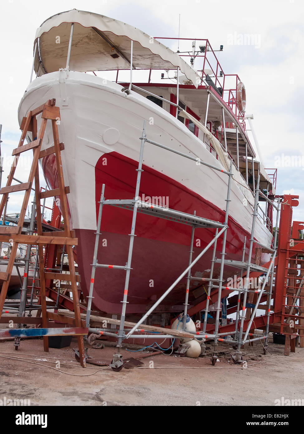 altes Fischerboot in Reparatur im Trockendock Stockfoto