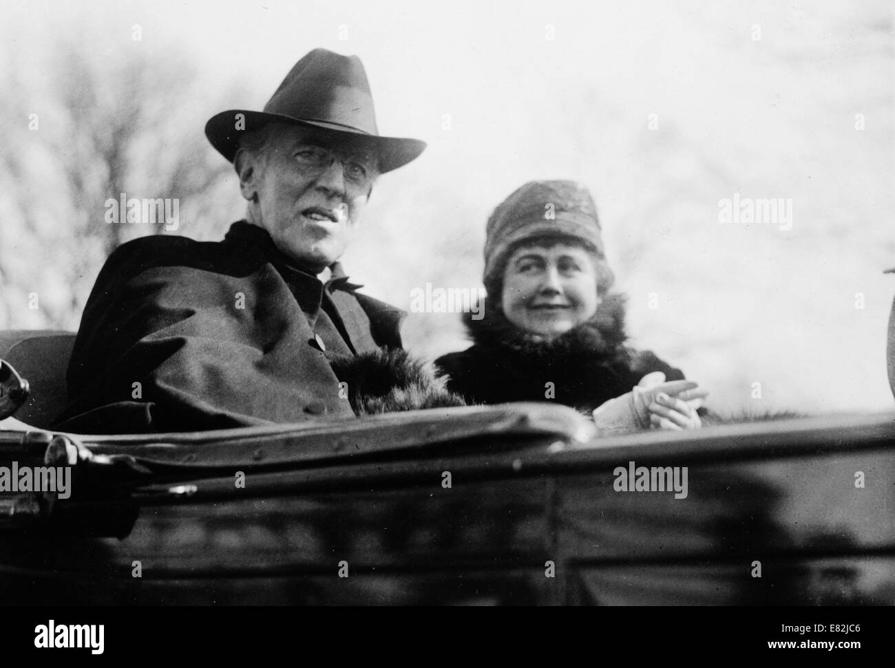 Präsident Woodrow Wilson, Brustbild, nach rechts, im Automobil, mit seiner zweiten Frau. Zwischen 1914 und 1921 Stockfoto