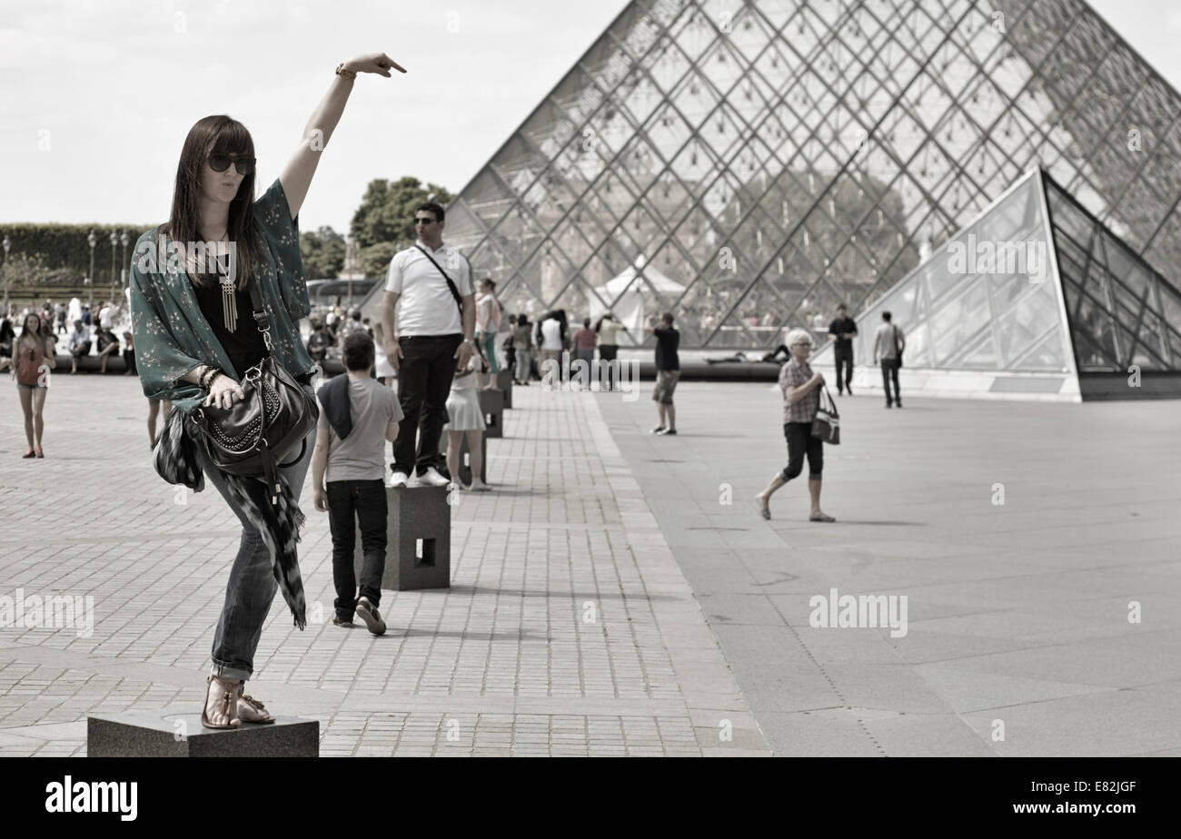 Menschen posieren im Louvre, Paris Stockfoto