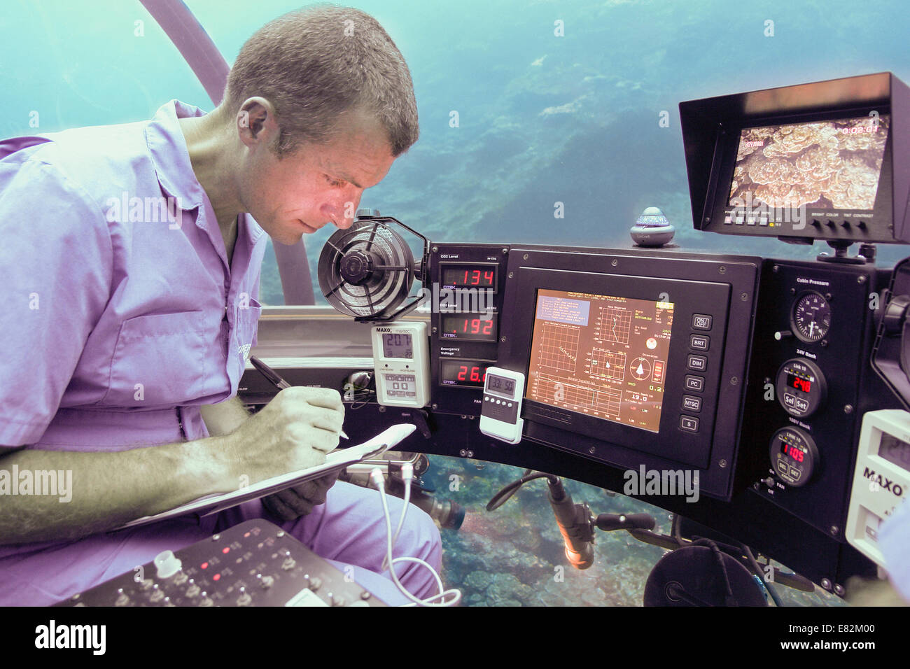 Pilot Überprüfung Navigationsfenster auf InterSystems tief tauchen Unterwasser; Cocos Island, Costa Rica - Pazifischer Ozean Stockfoto
