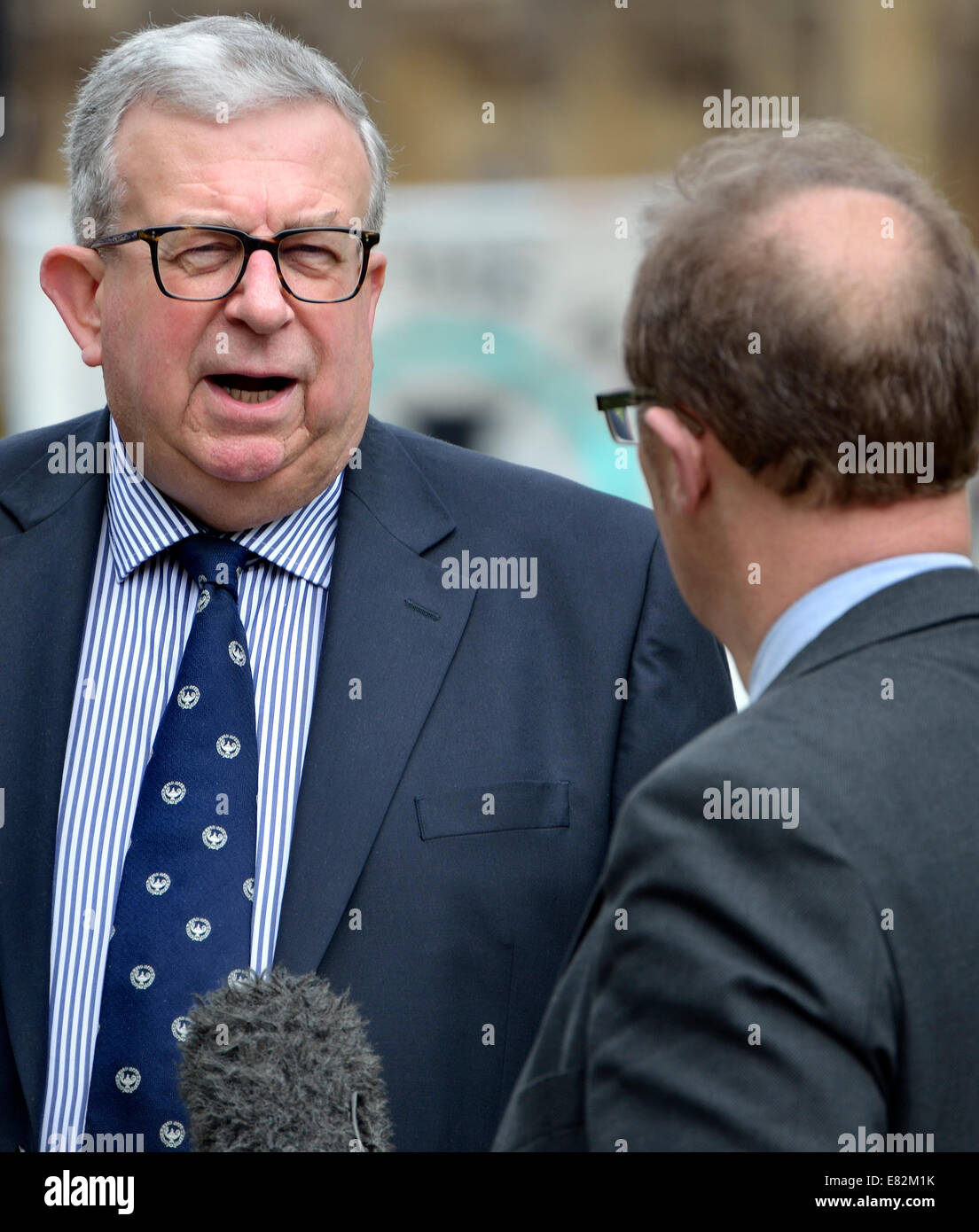 Keith Simpson MP (konservative, Broadland) interviewt außerhalb des Parlaments, Westminster Stockfoto