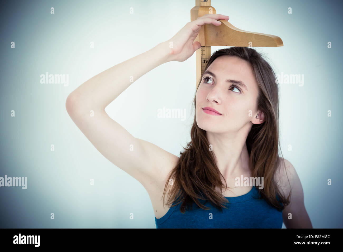 Frau unter Höhe Messgerät. Stockfoto