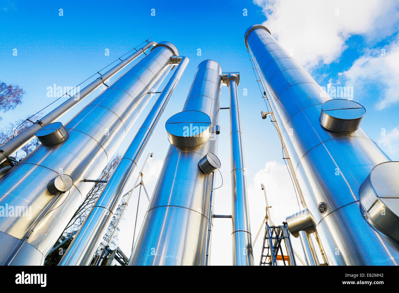 Gasleitungen, Rohrleitungen in chemischen Raffinerie Stockfoto