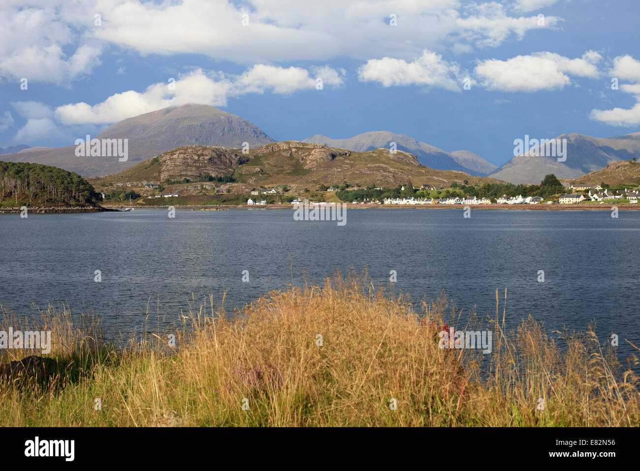 Shieldaig Dorf in der North West Highlands von Schottland über Loch Shieldaig aus Doireaonar in die Torridon Berge gesehen Stockfoto
