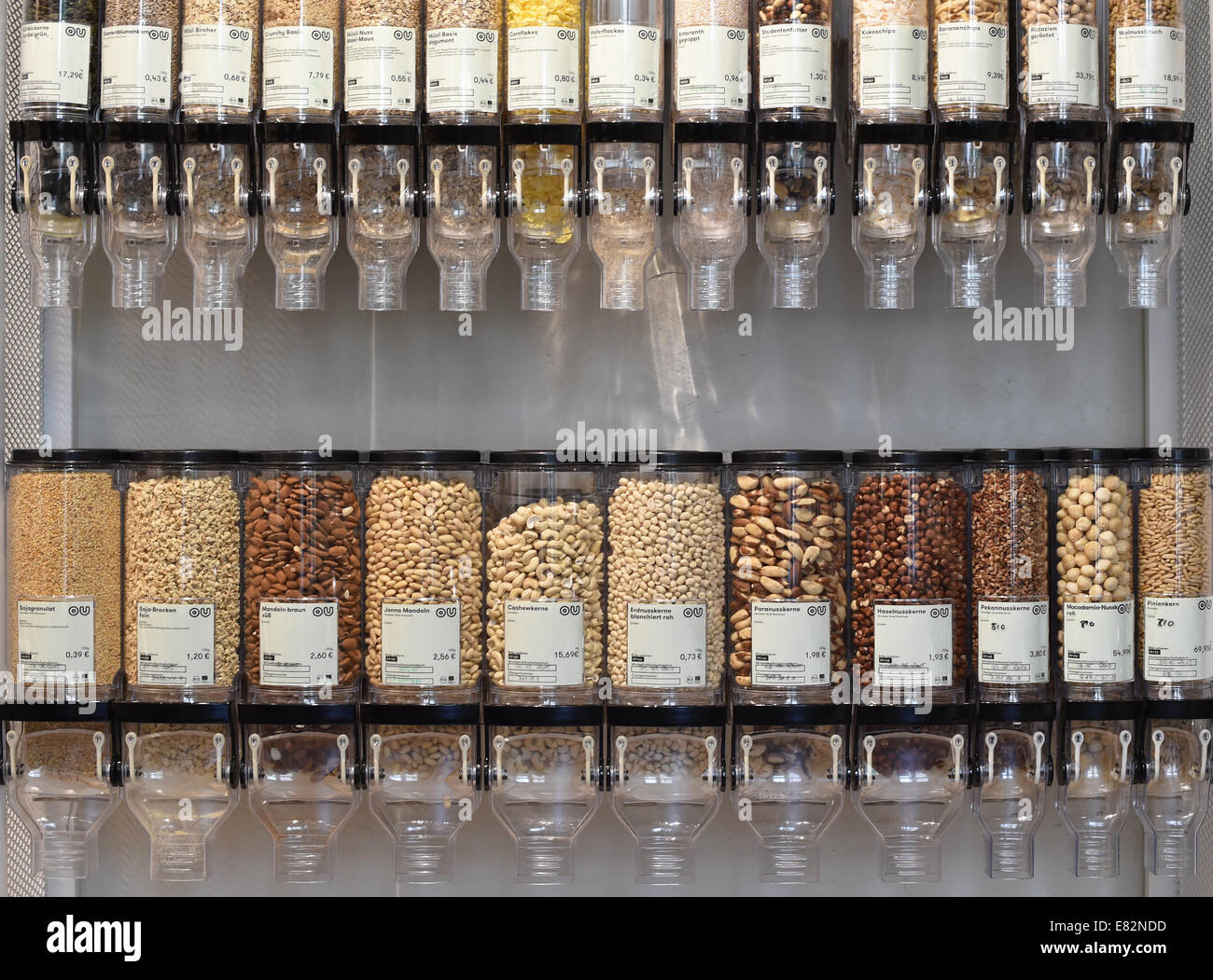 Berlin, Deutschland. 19. Sep, 2014. Nudeln in Containern sind im Lebensmittelgeschäft "Original Unverpackt" abgebildet (engl. "ursprünglich unverpackt"), die keine Verpackungsabfälle in Berlin, Deutschland, 19. September 2014 schaffen. Kunden können ihre Lebensmittel in Mehrwegbehältern füllen. Der Shop bietet 350 Produkte. 80 Prozent der Produkte sind Bio. Foto: Jens Kalaene/Dpa/Alamy Live News Stockfoto