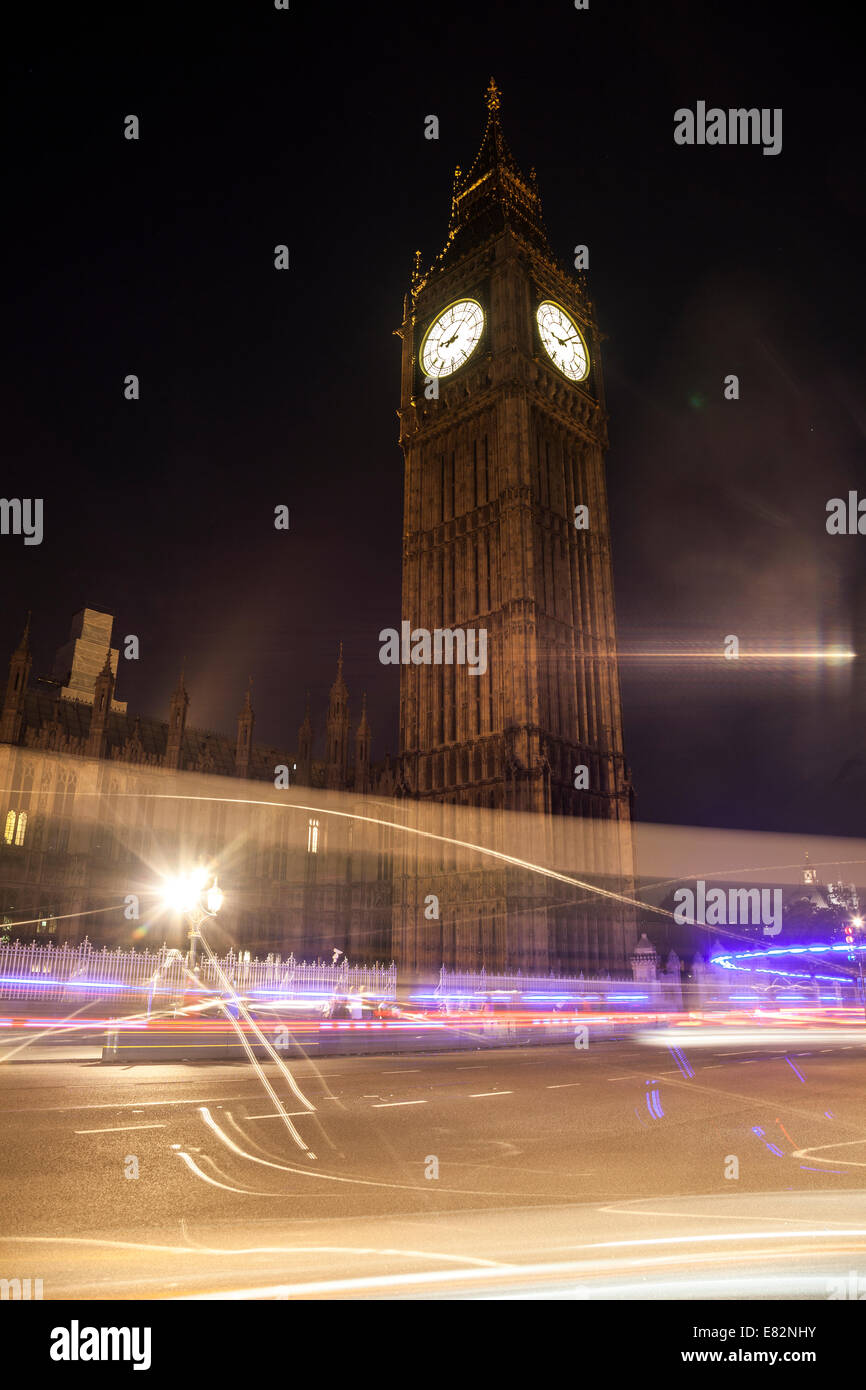 Nachtansicht auf Big Ben und Lichtspur eines Busses vor. Stockfoto