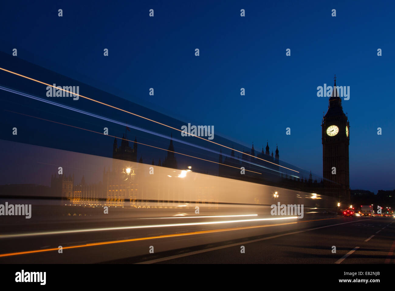 Nacht-Silhouette des Big Ben und Lichtspur eines Busses vor. Stockfoto