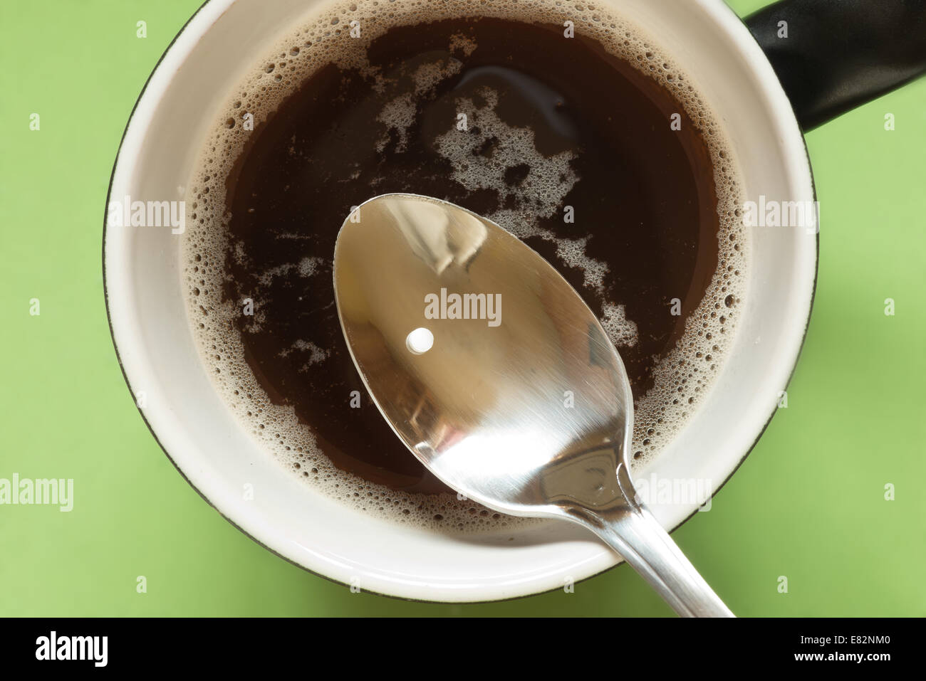 Nicht-Zucker Süßstoff Polyole oder natürliche Kristallzucker Saccharose Zucker Süßstoff für eine Tasse Tee oder Kaffee trinken Stockfoto