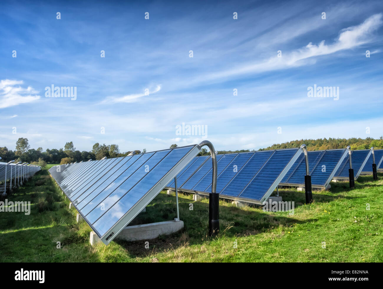 Heisses Wasser mit Sonnenenergie in großem Maßstab Stockfoto
