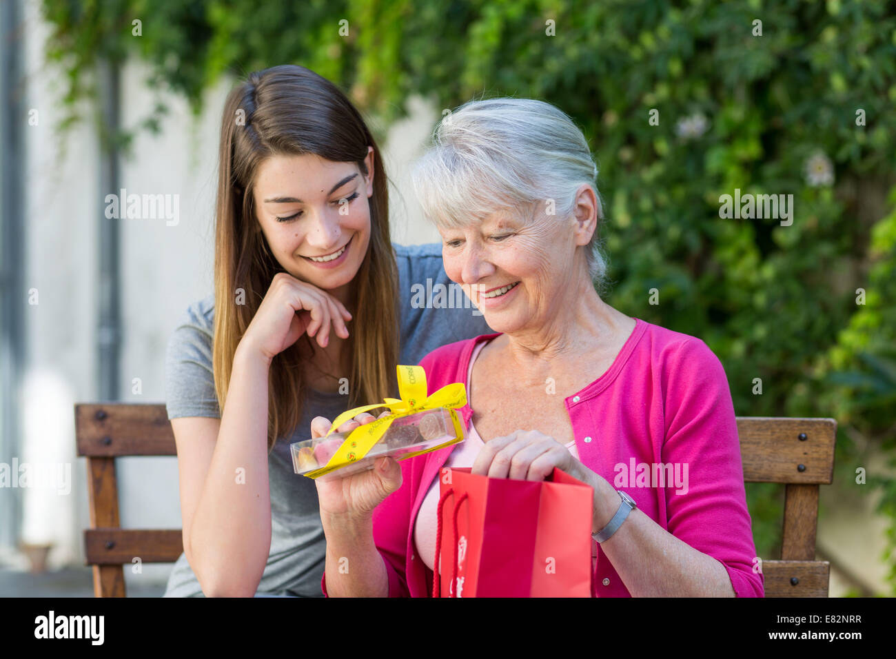 Frau ein Geschenk erhalten. Stockfoto