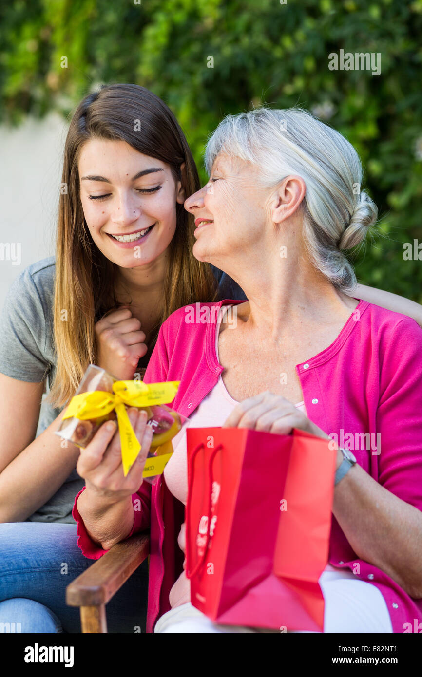 Frau ein Geschenk erhalten. Stockfoto