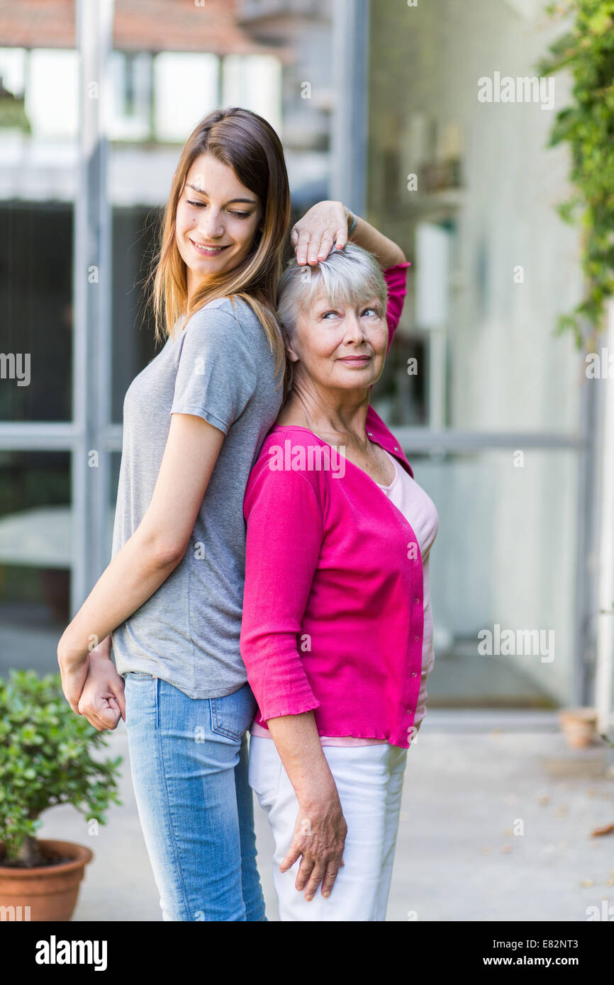 Frauen, die ihre Größe zu vergleichen. Stockfoto