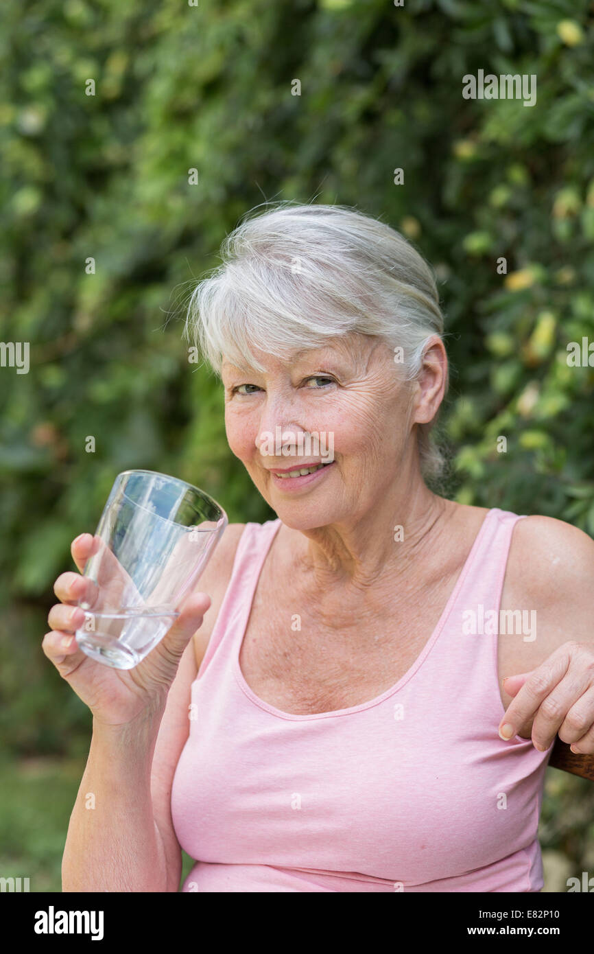 Frau Glas Wasser zu trinken. Stockfoto