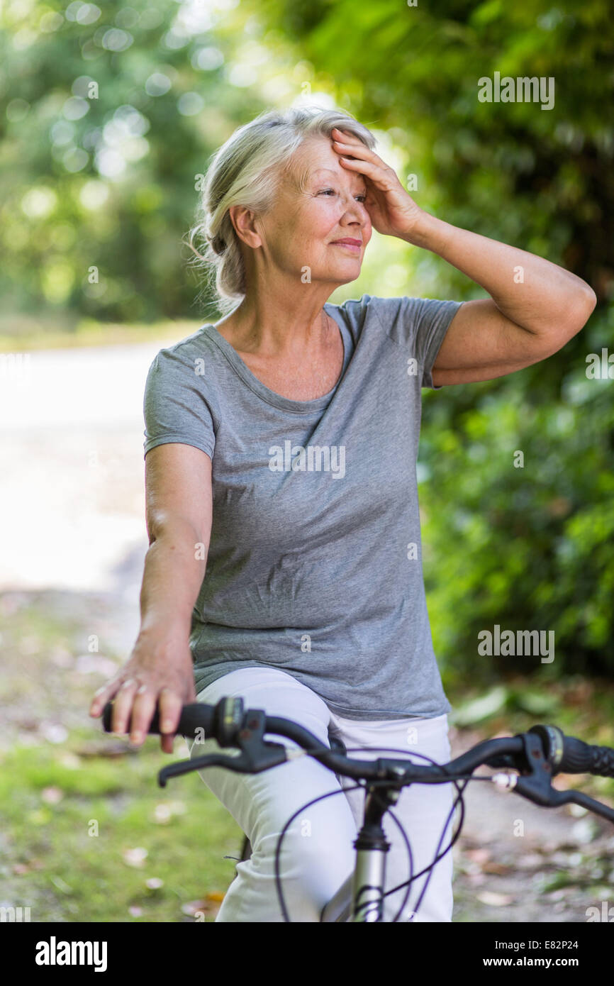 Frau mit ihrem Fahrrad. Stockfoto