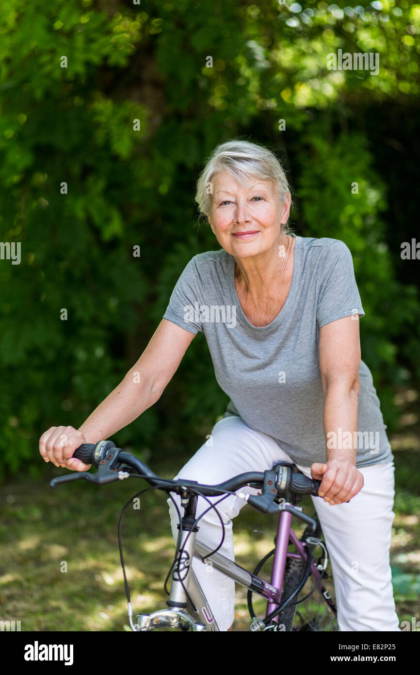 Frau mit ihrem Fahrrad. Stockfoto