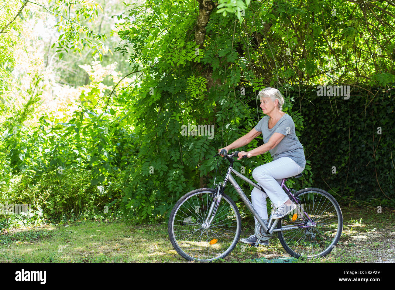 Frau mit ihrem Fahrrad. Stockfoto