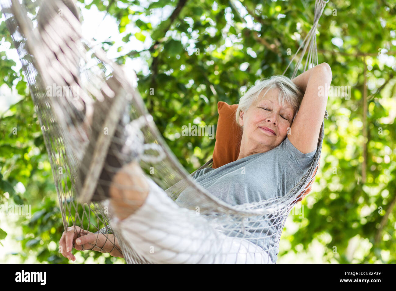 Frau in einer Hängematte ausruhen. Stockfoto