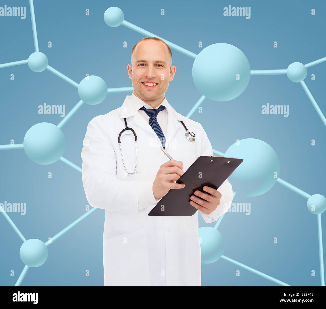 lächelnde männlichen Arzt mit Zwischenablage und Stethoskop Stockfoto