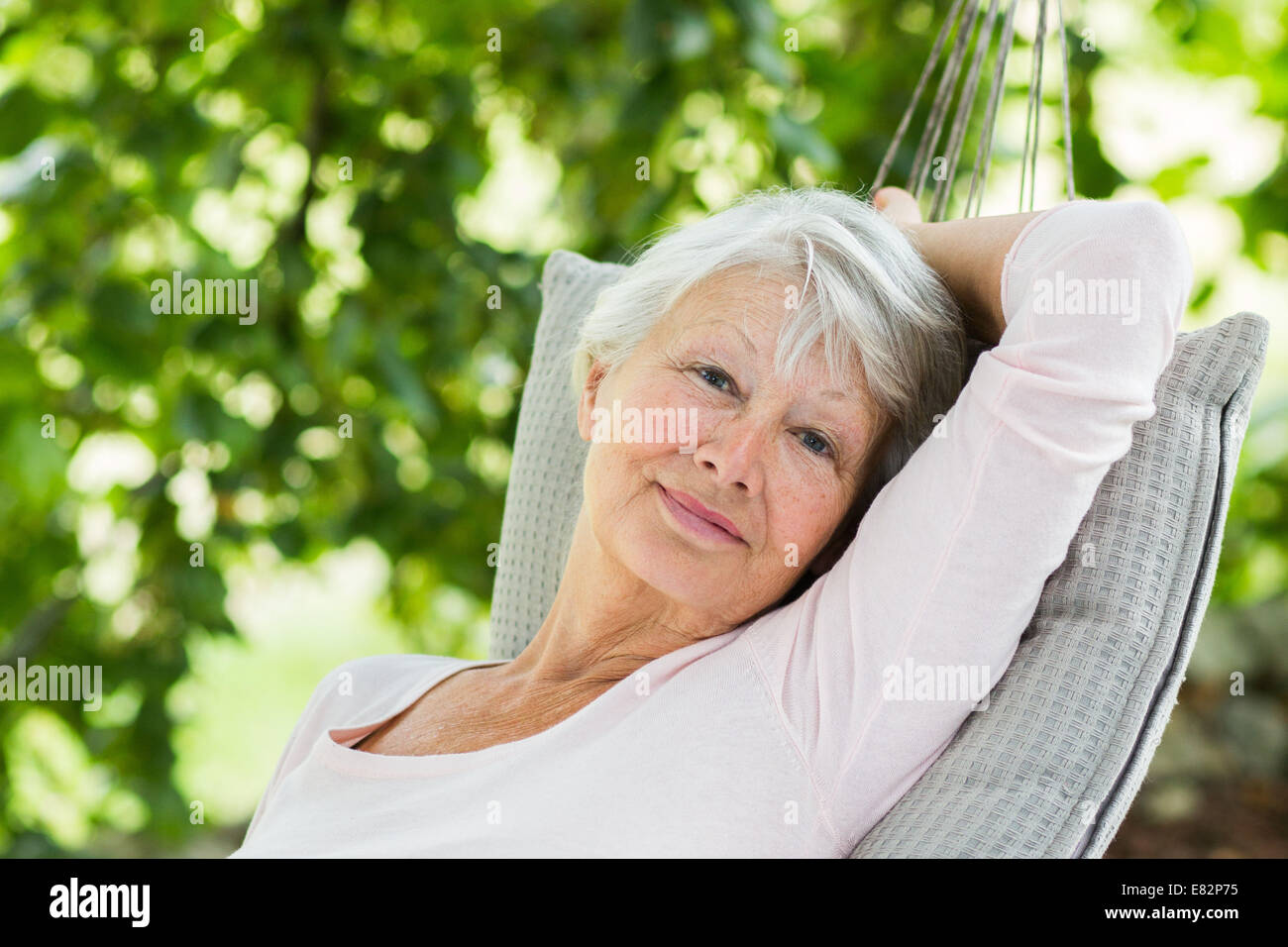 Frau in einer Hängematte ausruhen. Stockfoto