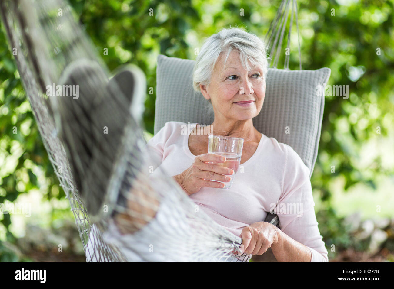 Frau Glas Wasser zu trinken. Stockfoto