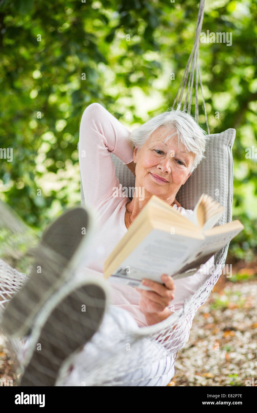 Frau in einer Hängematte ausruhen. Stockfoto