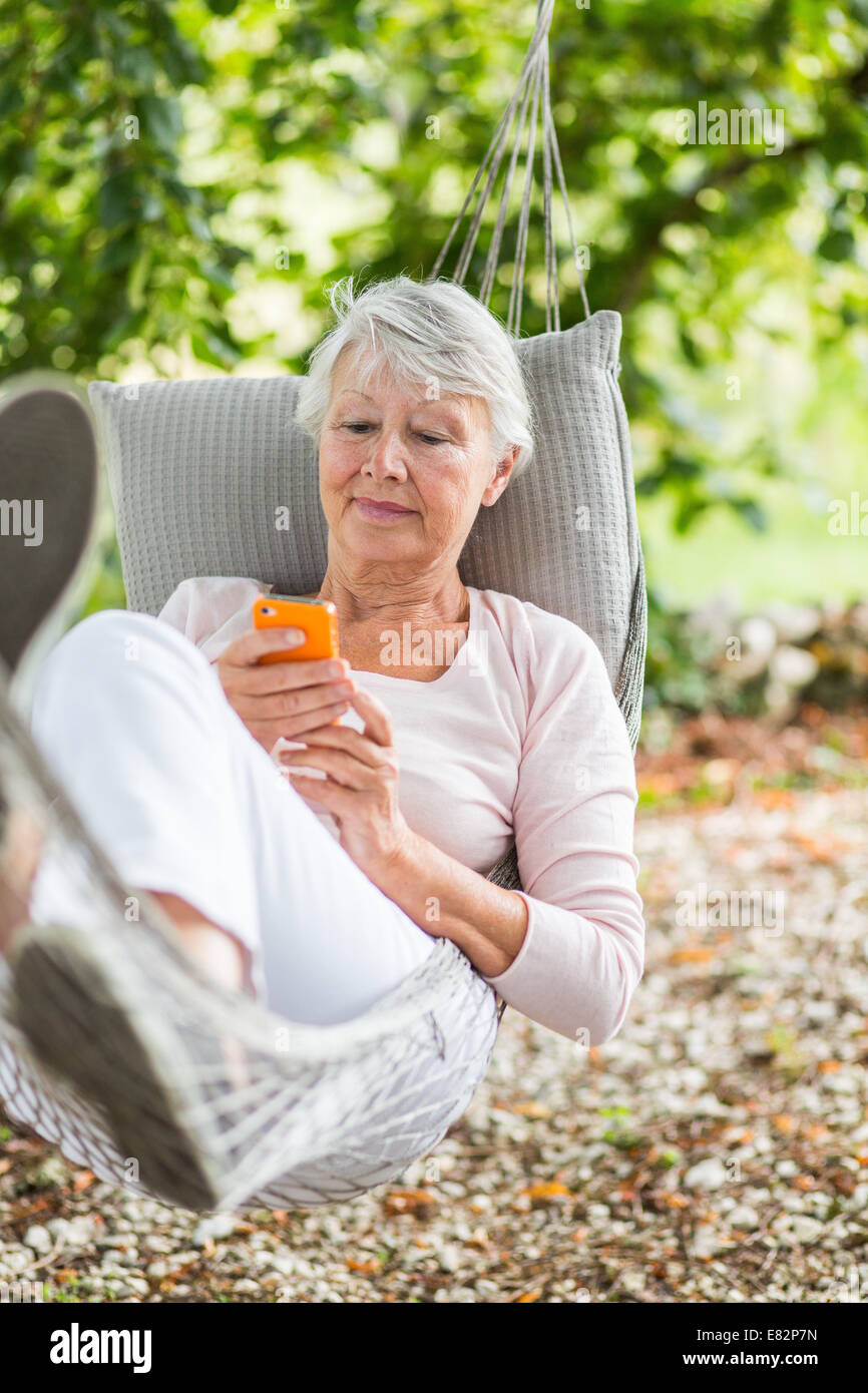 Frau mit einem Iphone®. Stockfoto
