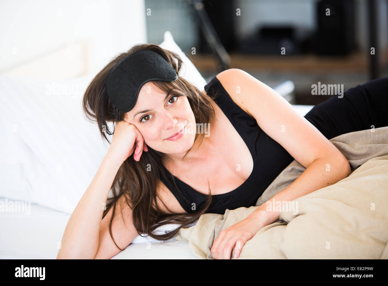 Frau trägt Farbtöne/Schlaf Augenmaske. Stockfoto