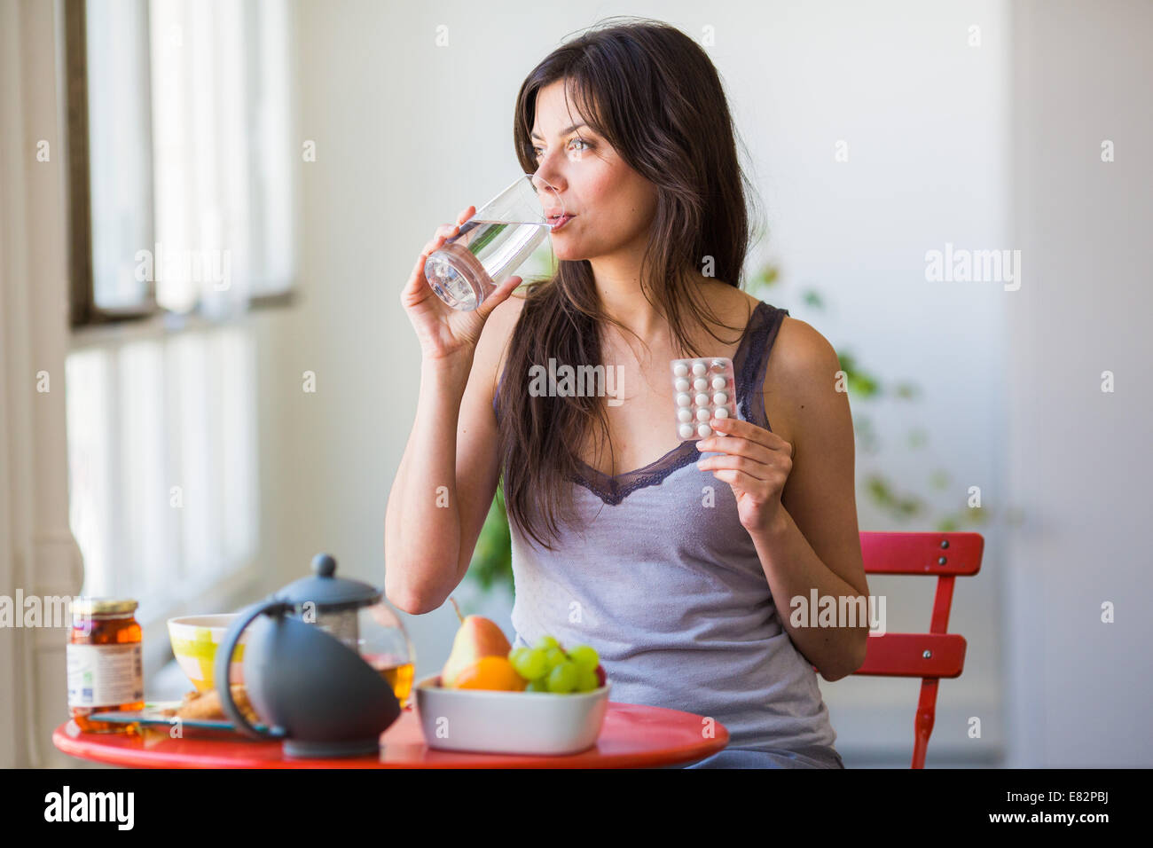 Verabreichung von Medikamenten während des Frühstücks. Stockfoto