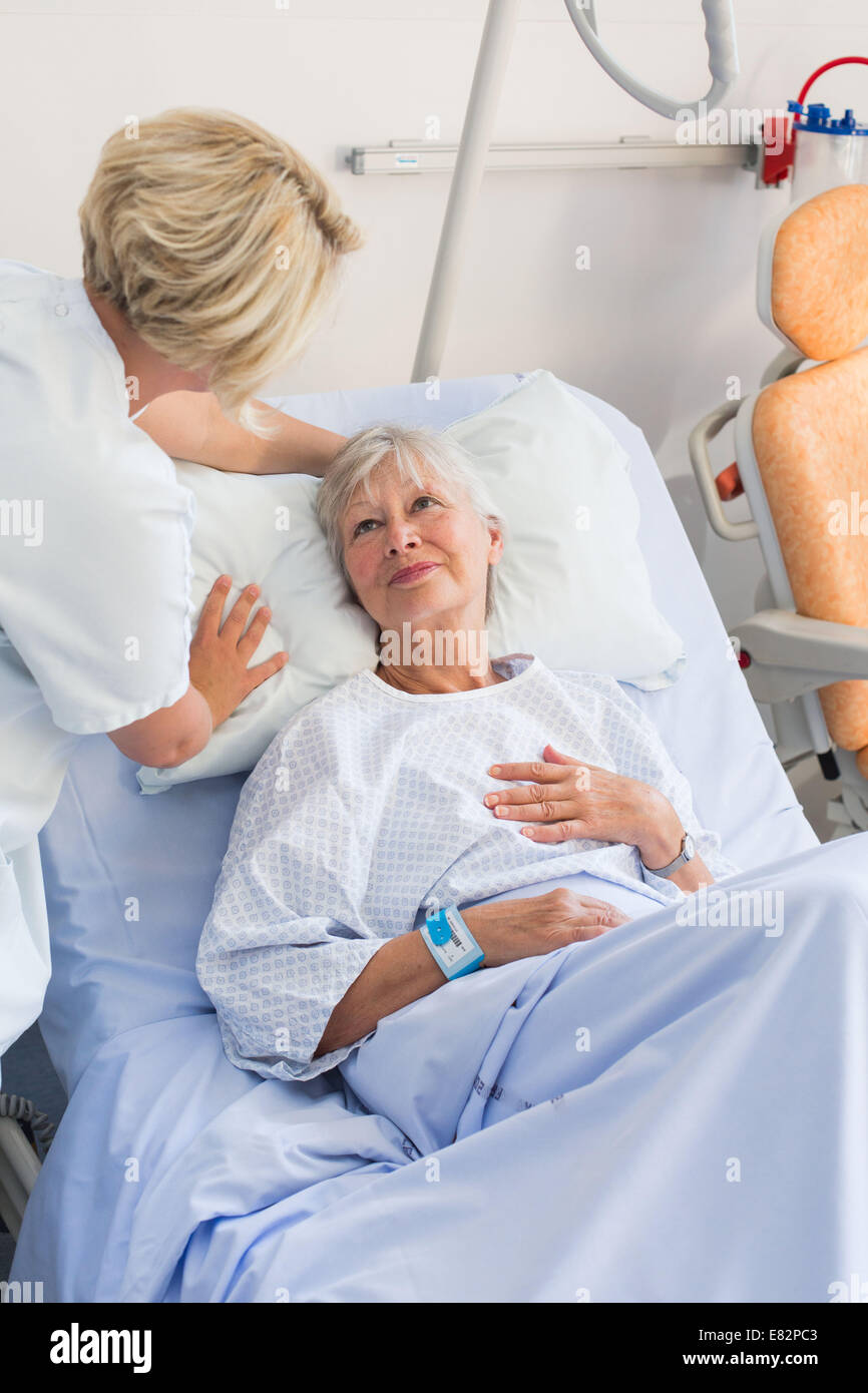 Hilfs-Krankenschwester und Patient. Stockfoto