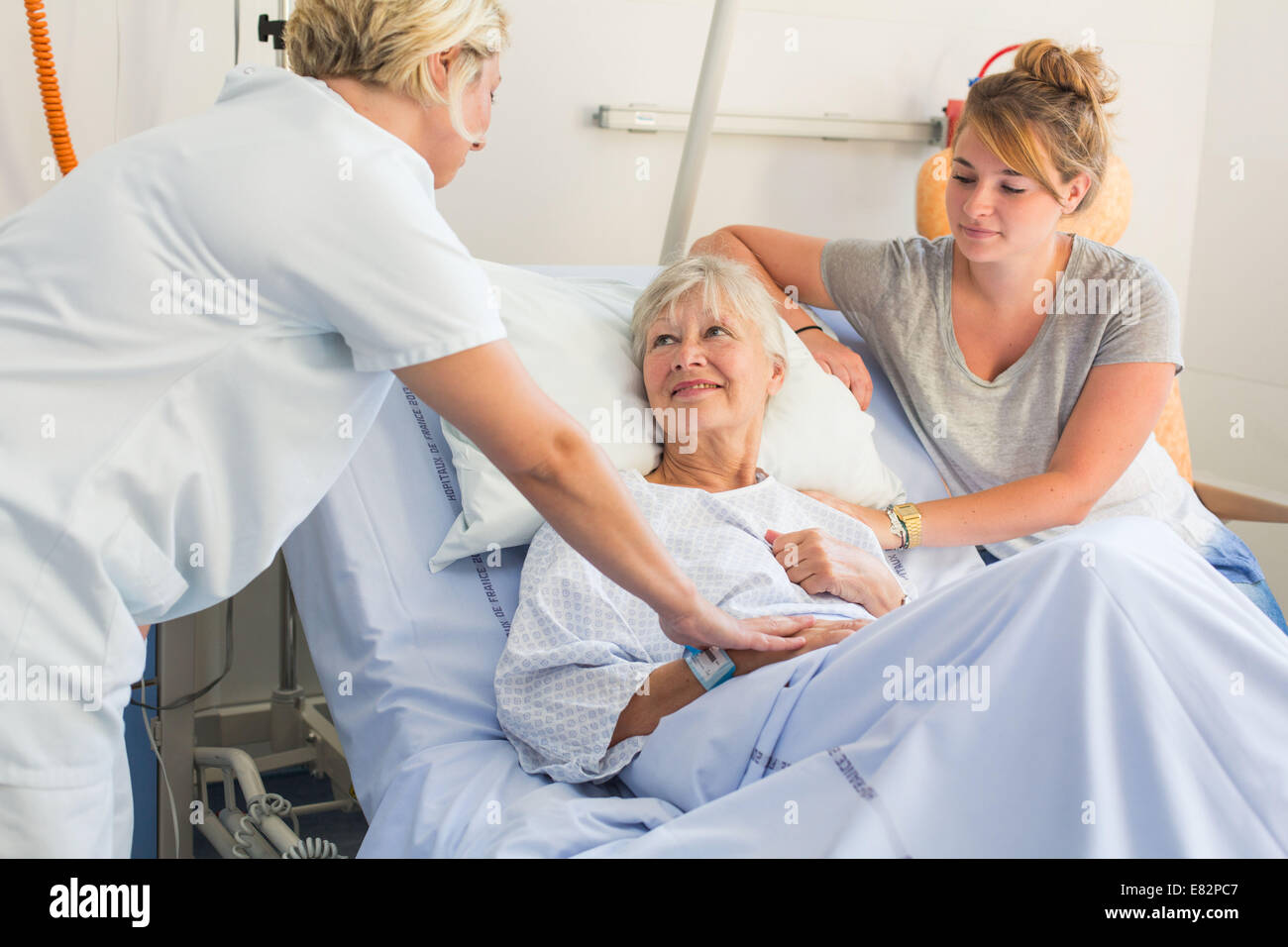 Hilfs-Krankenschwester und Patient. Stockfoto