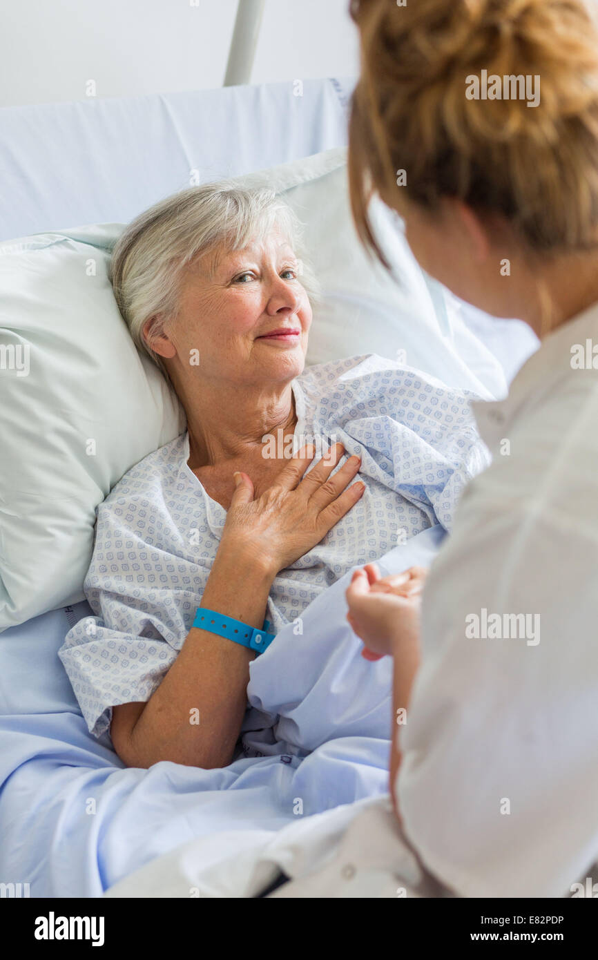 Frau im Krankenzimmer. Stockfoto