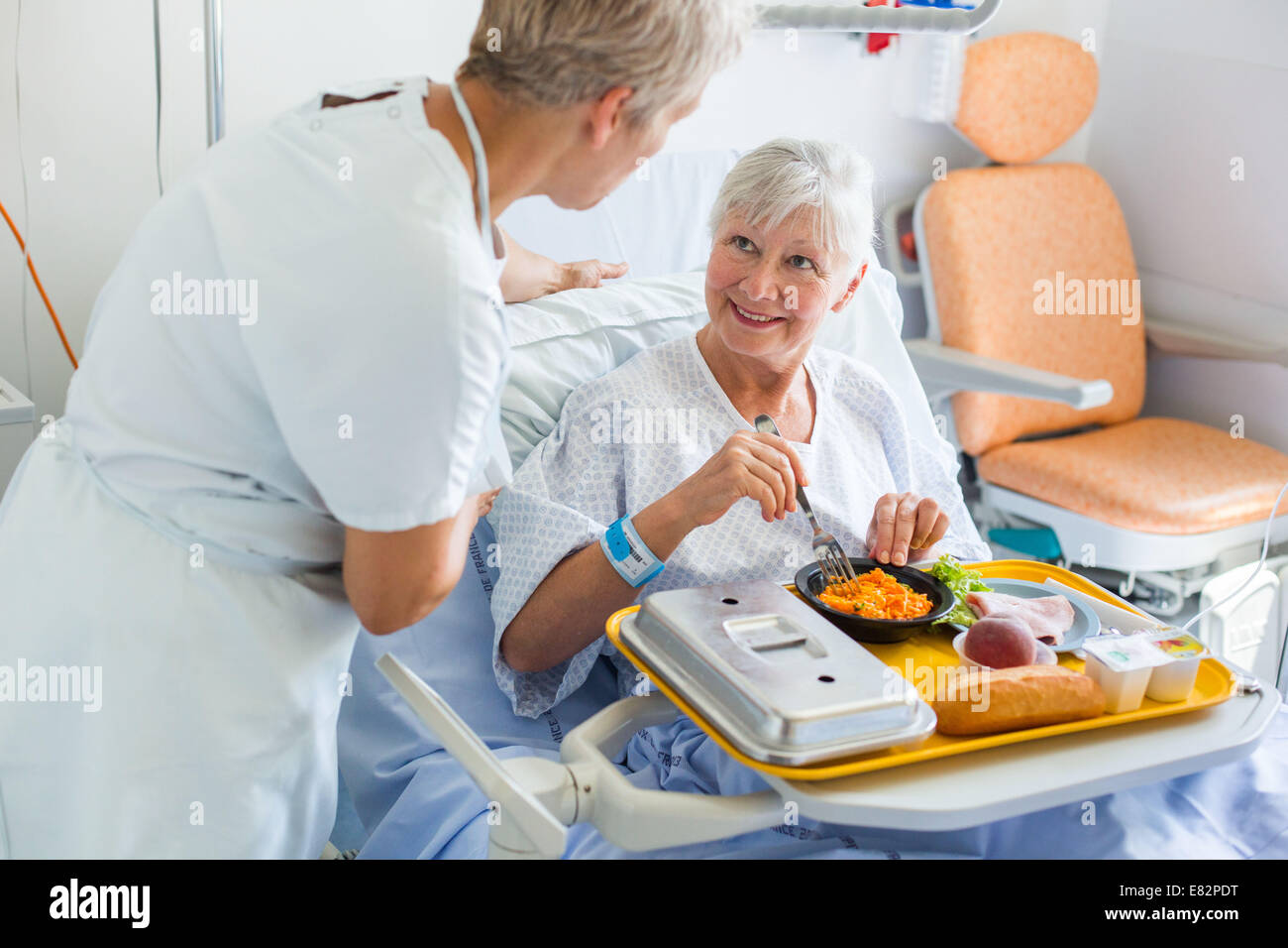 Im Krankenhaus Frau zu Mittag. Stockfoto