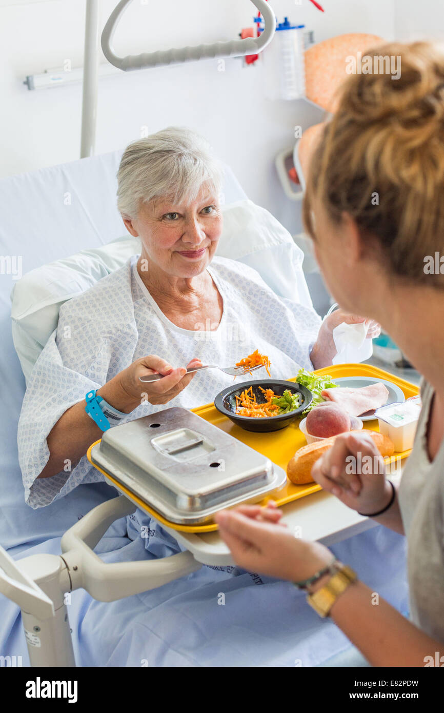 Im Krankenhaus Frau zu Mittag. Stockfoto