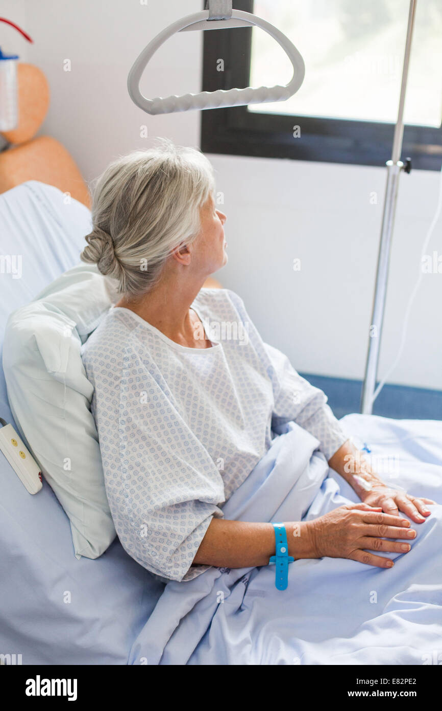Frau im Krankenzimmer. Stockfoto