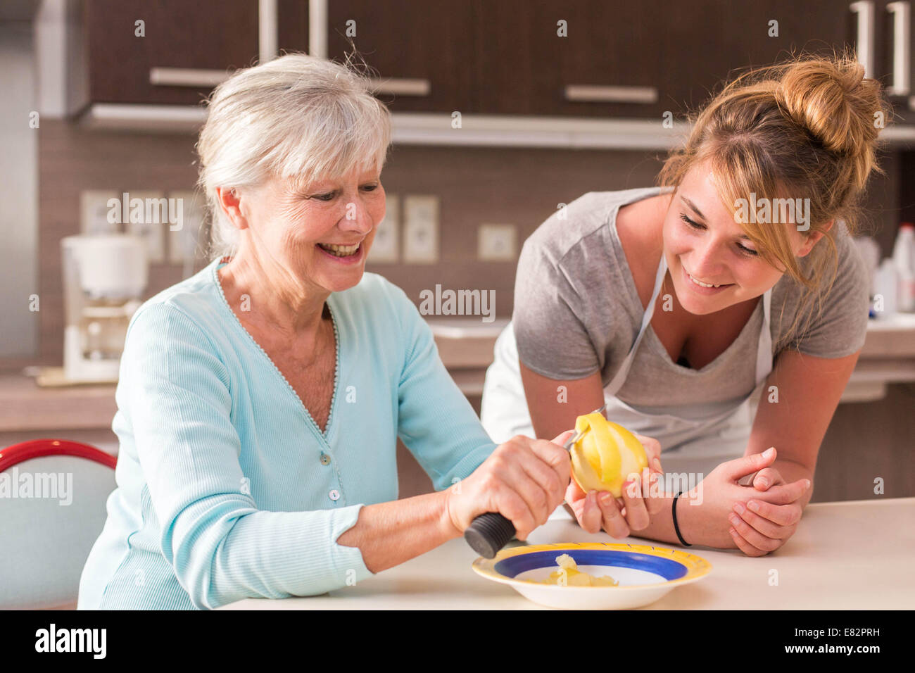Frau mit einer ergonomische Messer. Stockfoto