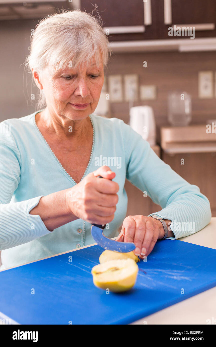 Frau mit einer ergonomische Messer. Stockfoto