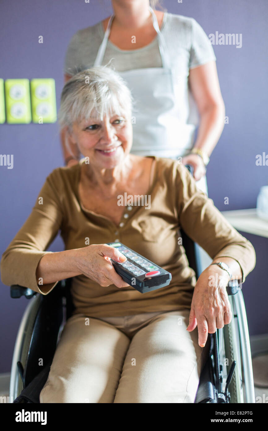 Entwicklung von Wohnraum für Personen mit eingeschränkter Mobilität, hier mit einem remote controlling Elektrogeräte-Gehäuse. Stockfoto