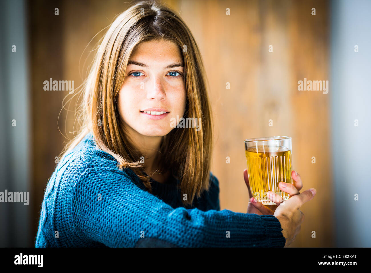 Frau trinken Heißgetränk. Stockfoto