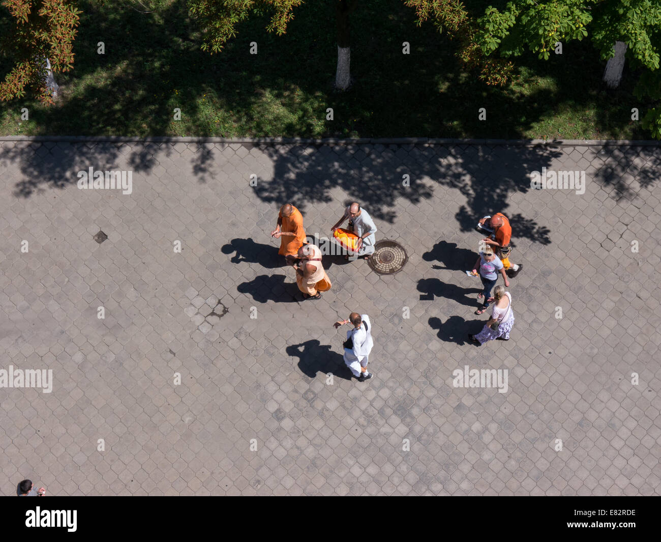 GOMEL, Weißrussland - 15 Juli: Buddhisten, zu Fuß die Straße runter auf 15. Juli 2014 in Gomel, Weißrussland. Stockfoto