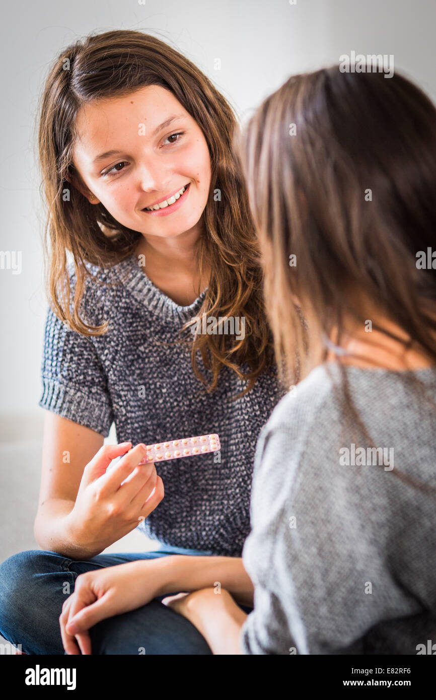 Gespräch zwischen Mutter und Teen über empfängnisverhütende Pillen. Stockfoto