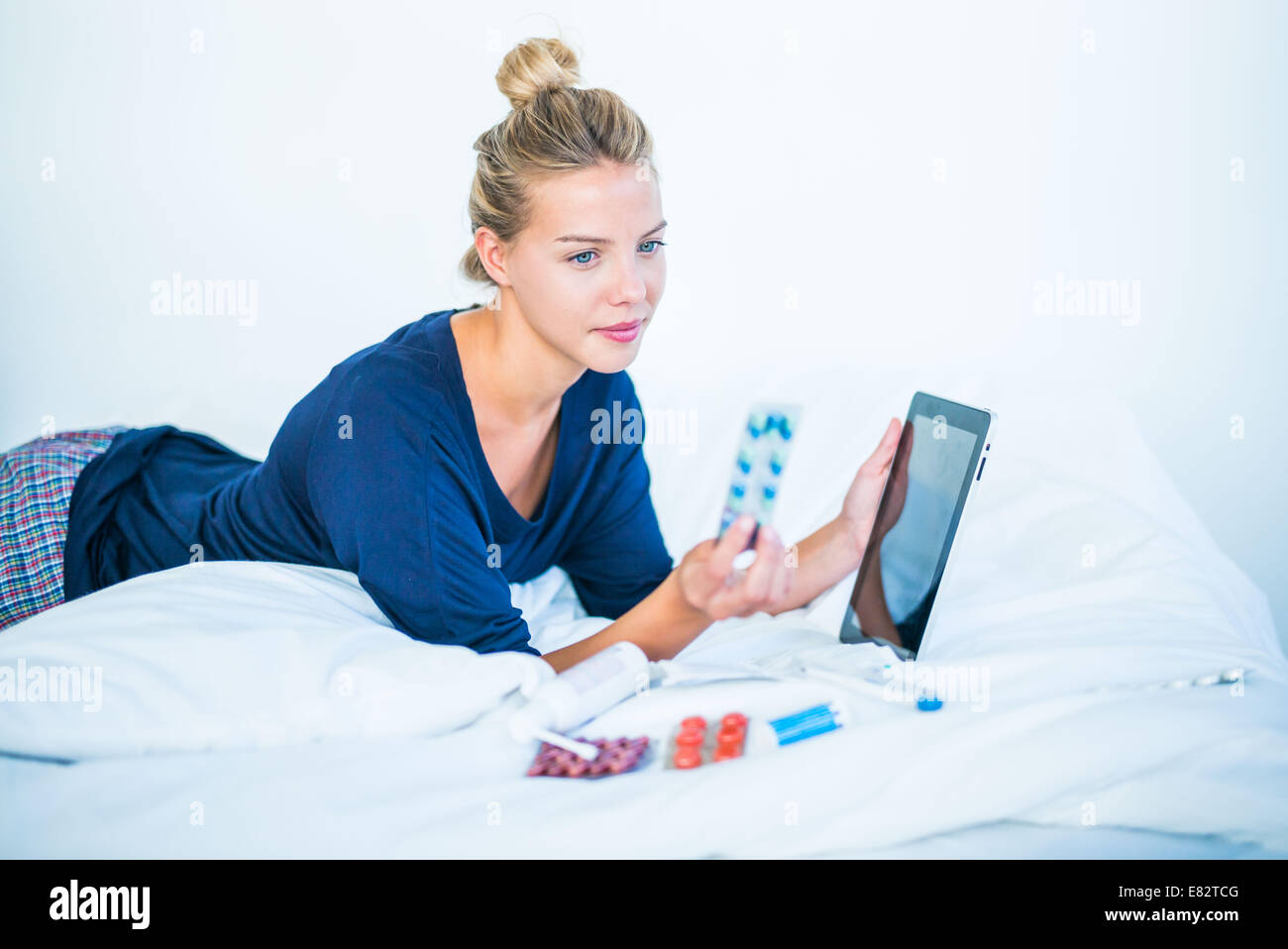 Frau mit Gesundheit Anwendung auf ihrem digital-Tablette. Stockfoto