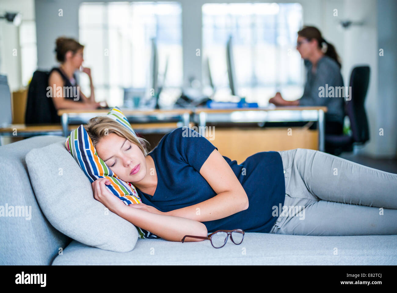 Frau ein Nickerchen im Büro. Stockfoto