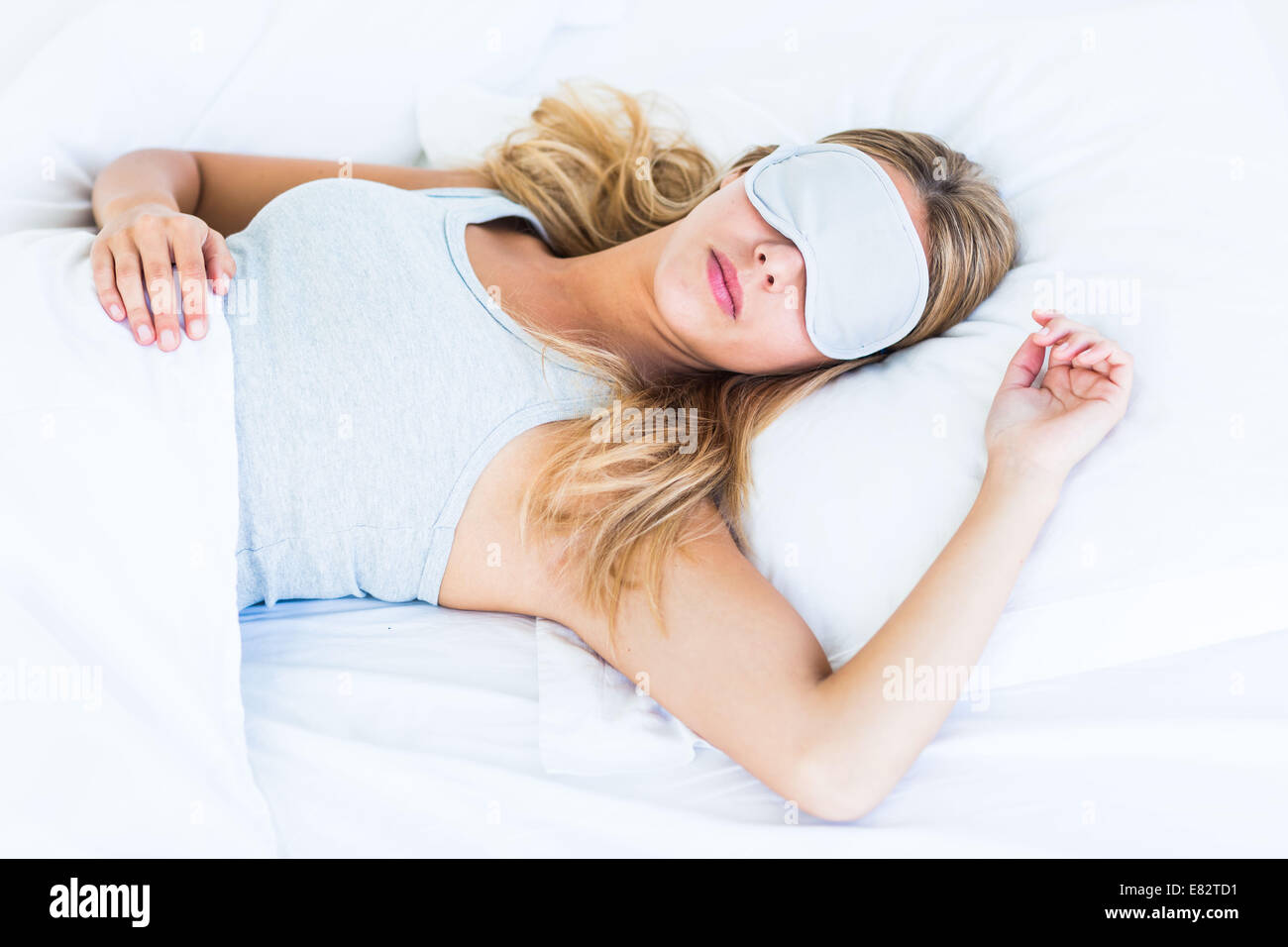 Frau trägt Farbtöne/Schlaf Augenmaske. Stockfoto