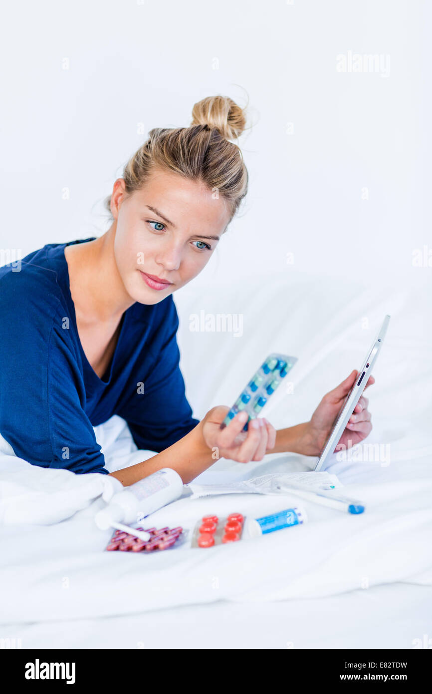 Frau mit Gesundheit Anwendung auf ihrem digital-Tablette. Stockfoto