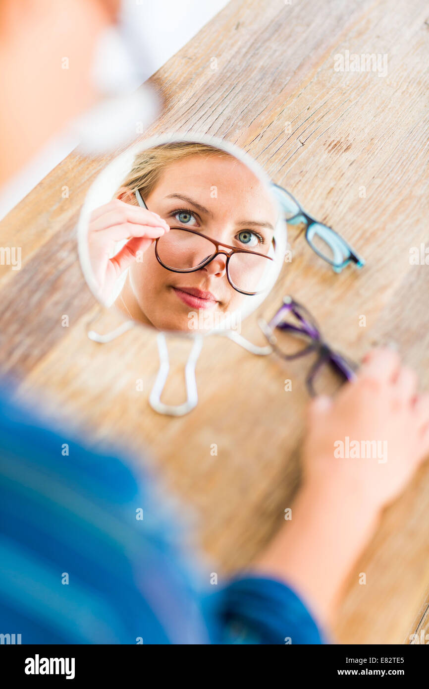 Frau versucht Brillen. Stockfoto