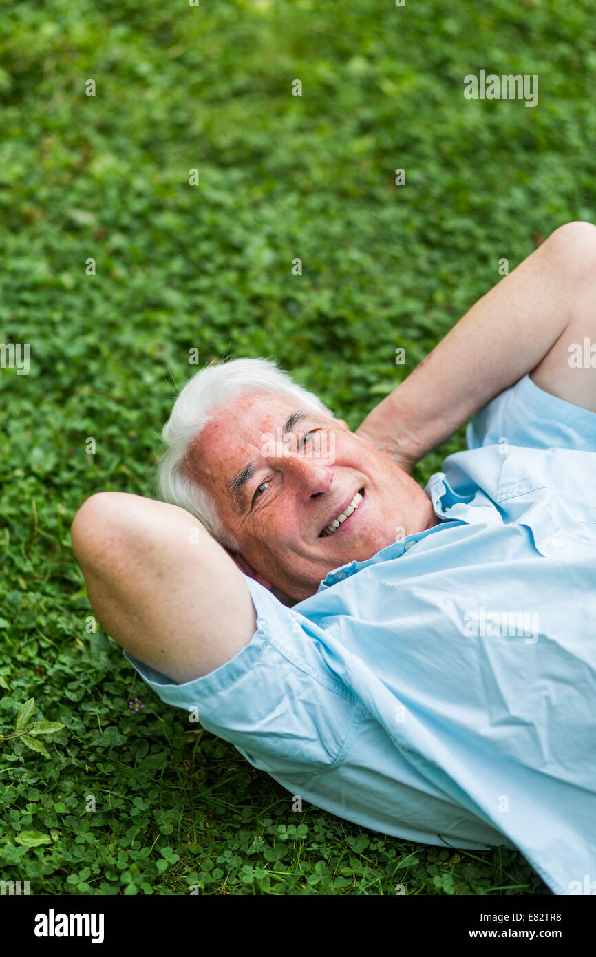 Mann auf dem Rasen liegen. Stockfoto