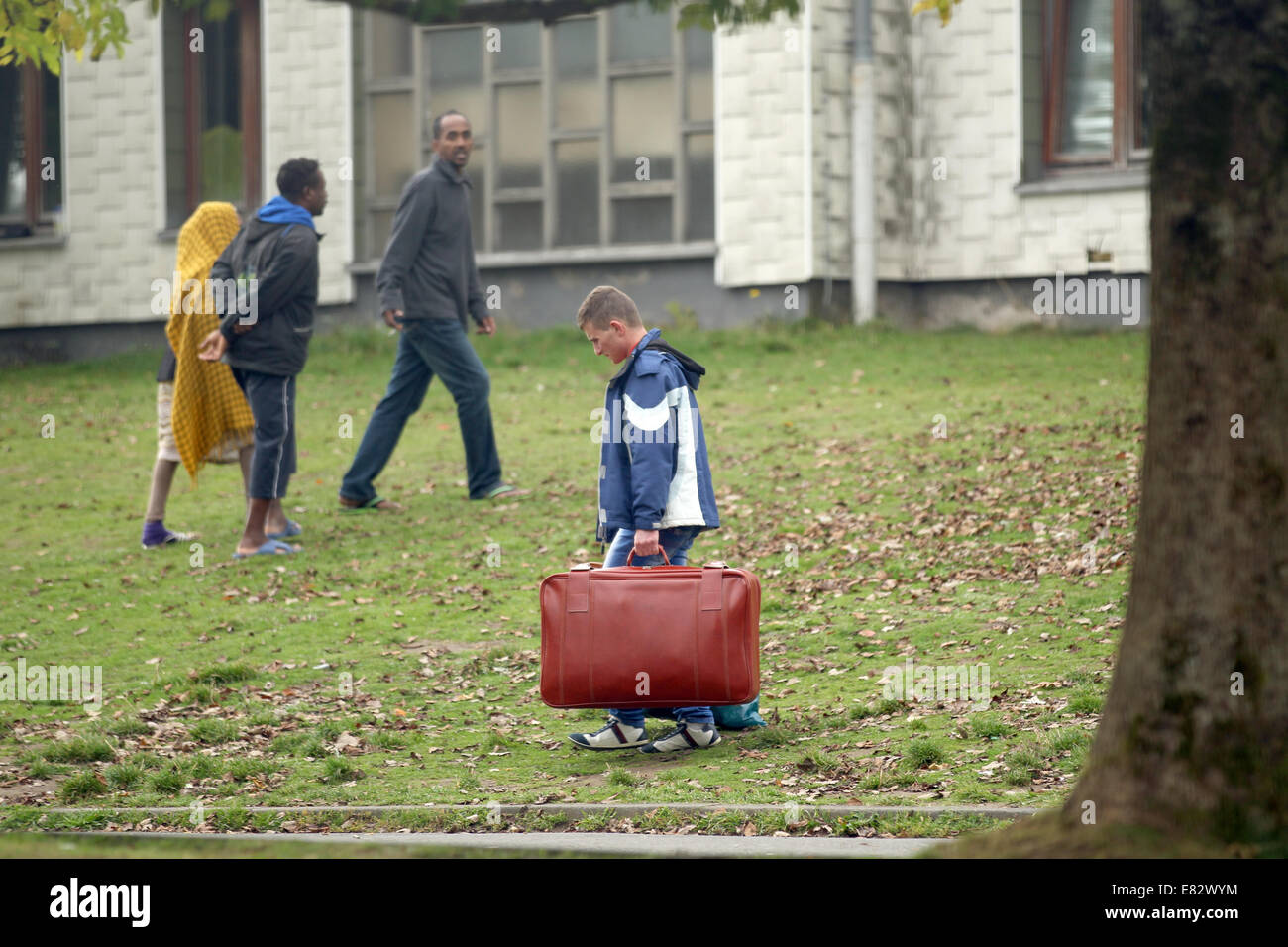 Burbach, Deutschland. 29. Sep, 2014. Ein Flüchtling geht über das Gelände des ehemaligen Siegerland-in Burbach, Deutschland, 29. September 2014 Kaserne. Gewalttätige Übergriffe von Flüchtlingen durch Mitarbeiter einer privaten Sicherheitsfirma sollen in einem Flüchtlingsheim in Burbach stattgefunden haben. Siegerland-Kaserne dient derzeit als Notunterkünfte für Asylbewerber und Flüchtlinge. Foto: INA FASSBENDER/DPA/Alamy Live-Nachrichten Stockfoto