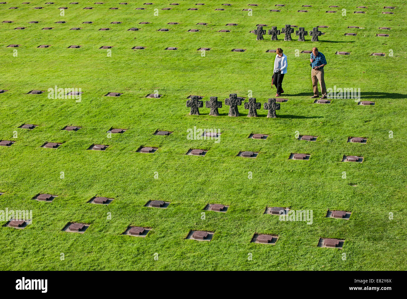 Deutsche Urlauber an Gräbern auf dem Soldatenfriedhof La Cambe zweiten Weltkrieg Basse-Normandie, Frankreich Stockfoto