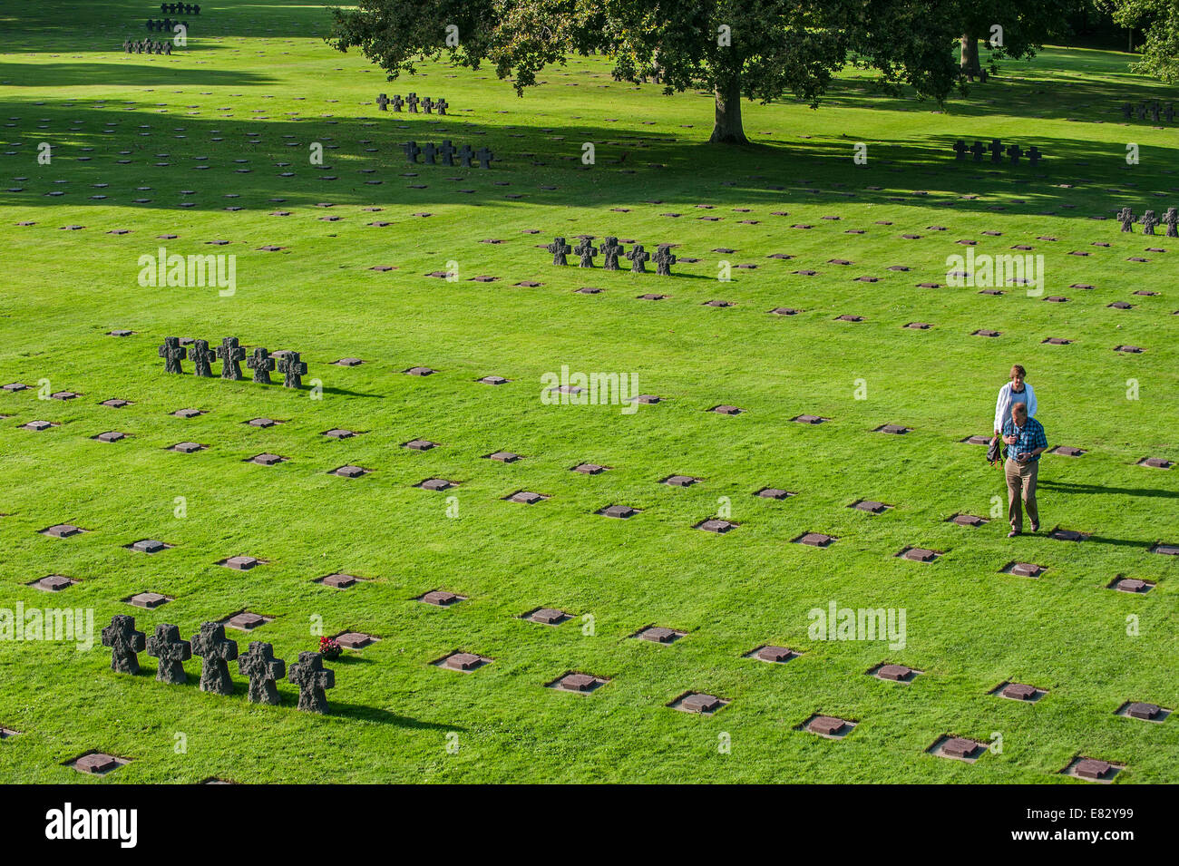 Deutsche Urlauber an Gräbern auf dem Soldatenfriedhof La Cambe zweiten Weltkrieg Basse-Normandie, Frankreich Stockfoto