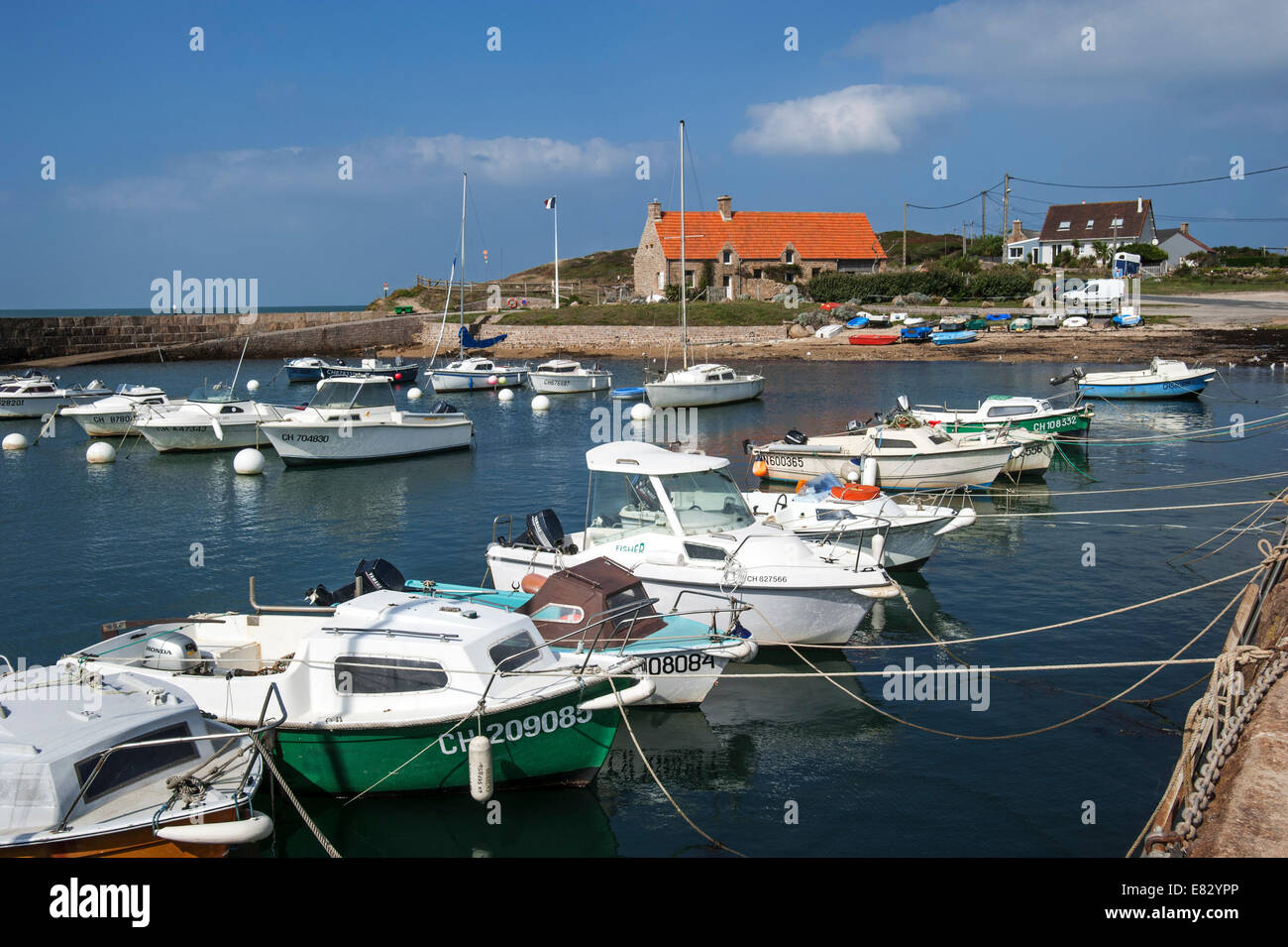 Boote in dem kleinen Hafen am Cap Levi, Fermanville, Basse-Normandie, Frankreich Stockfoto
